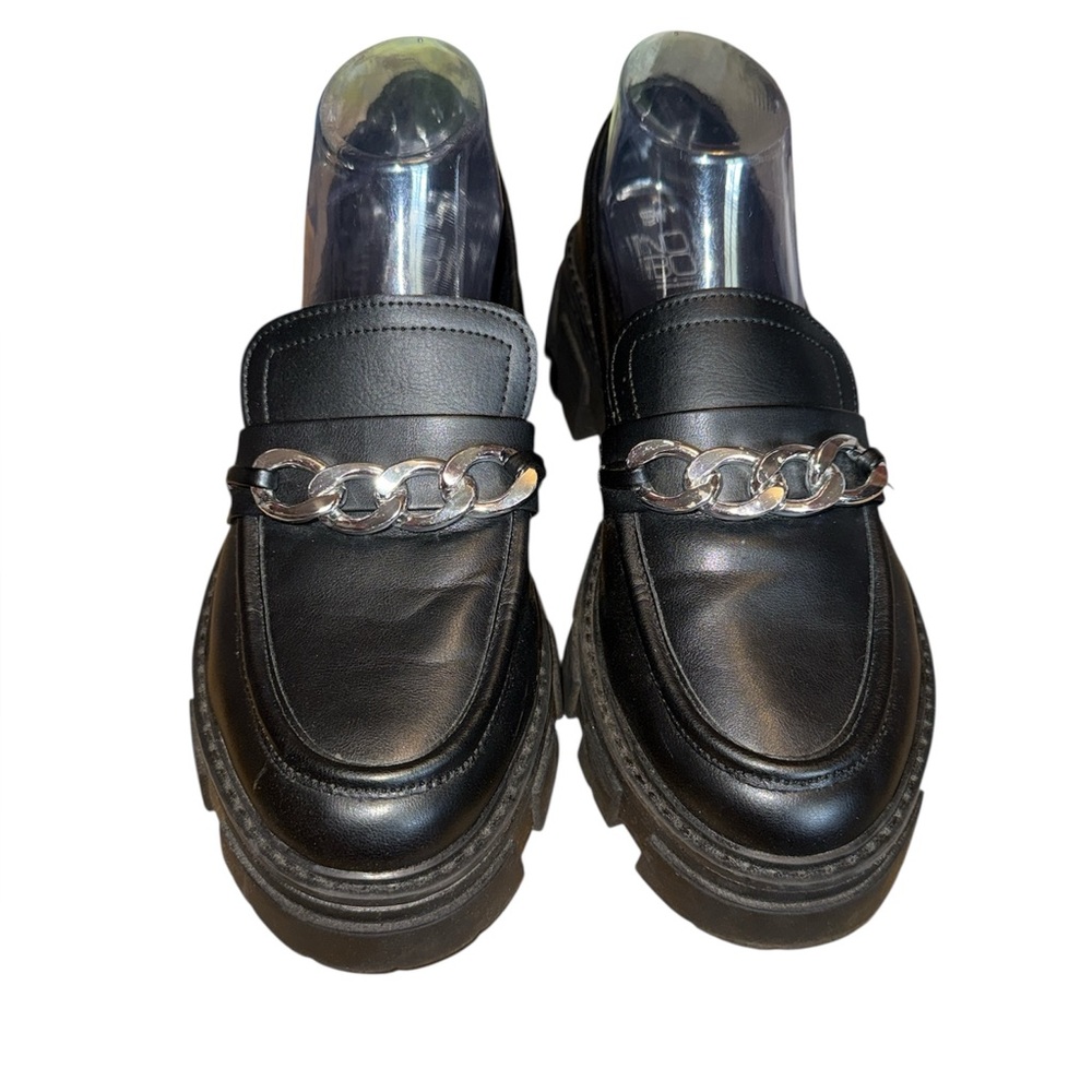 Women's No Boundaries Lug Loafers in black with a chain detail